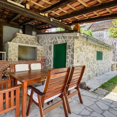 Apartman Lea *